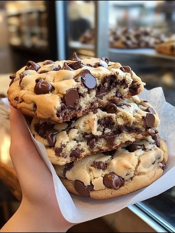 Galletas clásicas con chips de chocolate sobre papel manteca